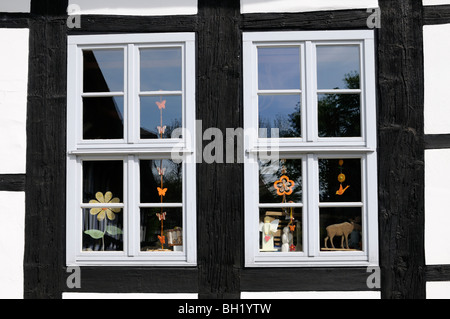 Schaufenster Dekoriert Mit Kunstgewerbeartikeln. -Schaufenster dekoriert mit Kunst und Kunsthandwerk-Artikeln. Stockfoto