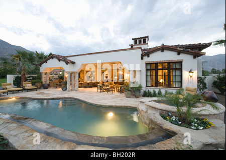 Am Pool und beleuchteten Innenraum von Palm Springs nach Hause Stockfoto