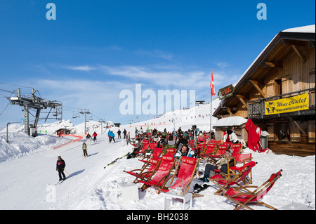 Restaurant am unteren Rand der Piste in der Nähe von Zentrum, Avoriaz, Skigebiet Portes du Soleil, Haute Savoie, Frankreich Stockfoto