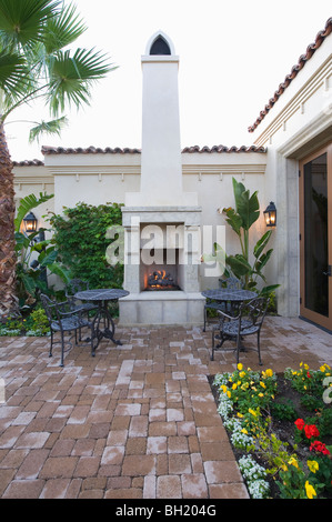 Beleuchteten Ofen im Innenhof Garten von Palm Springs nach Hause Stockfoto