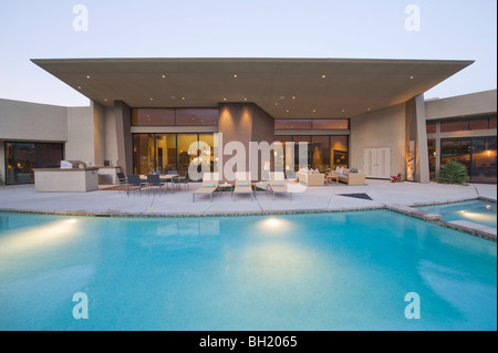 Schwimmbad und gepflasterte Sitzecke von Palm Springs nach Hause außen Stockfoto