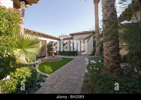 Gepflasterten Weg und Wasser-Brunnen in Palm Springs Garten außen Stockfoto