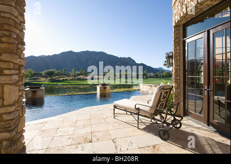 Sonnenliege mit Blick auf Berge in Palm Springs, Riverside County, Kalifornien Stockfoto