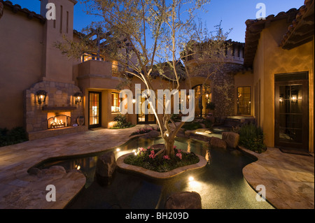Beleuchteten Palm Springs Innenhof mit pool Stockfoto