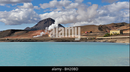 Abwasser-Lagune an der Krafla Geothermie-Kraftwerk in der Nähe von Myvatn, Nordisland Stockfoto