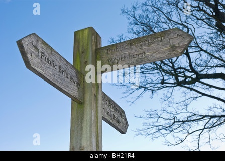 Hölzerne öffentlichen Fußweg und Maultierweg unterzeichnen im Lake District, Cumbria Stockfoto