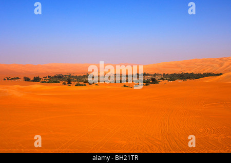 Blick auf die Mandara-Oase mit See Manadara, Awbari Sandmeer, Sahara Wüste, Libyen Stockfoto