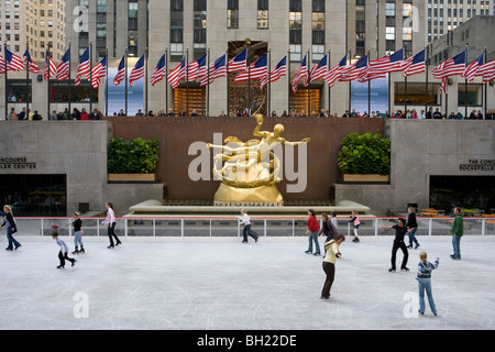 Eislaufen am Rockefeller Center in New York City, USA Stockfoto