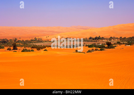 Blick auf die Mandara-Oase mit See Manadara, Awbari Sandmeer, Sahara Wüste, Libyen Stockfoto