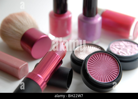 Eine Nahaufnahme der Sammlung von Make-up, mit Pinky Farben und Schuss auf einem weißen, natürlichen Hintergrund. Stockfoto