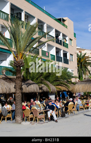 Menschen Essen im Freien in einer Strandbar Alcudia Mallorca. Stockfoto