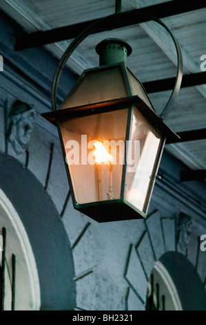 Antike schmiedeeiserne Gaslaternen im French Quarter Viertel von New Orleans Louisiana Stockfoto