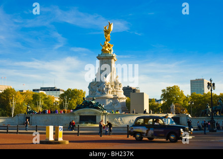 Schwarzes Taxi vorbei Königin Victoria Memorial Verfassung Hill West London England UK Stockfoto