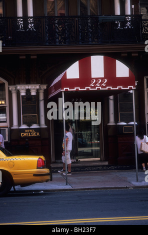 Rote und weiße Vordach über Eingang nach Chelsea Hotel in New York Stockfoto