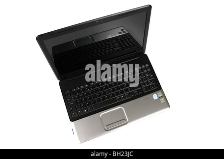 Schwarz-Compaq-Laptop oder Notebook Laptop vor einem weißen Hintergrund Stockfoto