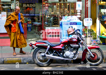 Mönch bewundern, ein Motorrad, Bangkok, Thailand Stockfoto