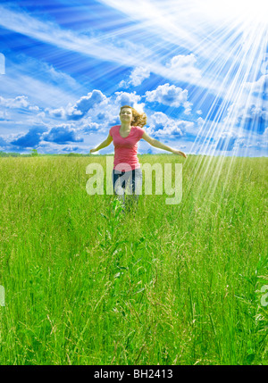 schöne Arme mitten auf einem Feld zu verbreiten Stockfoto