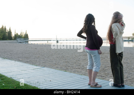 Schwangere Frau und Freund am Strandpromenade, Clear Lake, Manitoba, Kanada Stockfoto