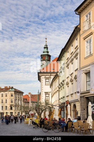 Schuss von Straßencafé an viel befahrenen Straße Stockfoto