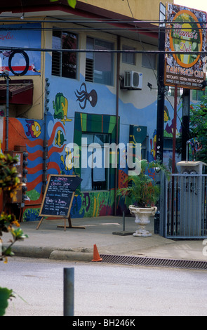 Hell eingerichtete Wand von Mama es Beach Clubrestaurant, Tamarindo, Costa Rica Stockfoto