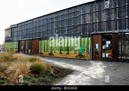 Fehler beim grünen Wand zeigt einen Metallrahmen und Kapillare Matten vor Neubepflanzung von Islington Council Paradise Park London UK Stockfoto