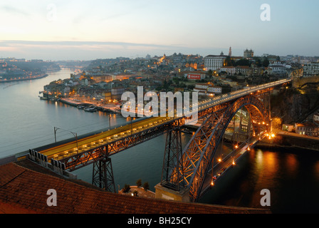 Ponte Dom Luis, die ich zu überbrücken, Porto, Portugal. Überqueren den Fluss Douro verbindet Porto mit Vila Nova De Gaia. Stockfoto