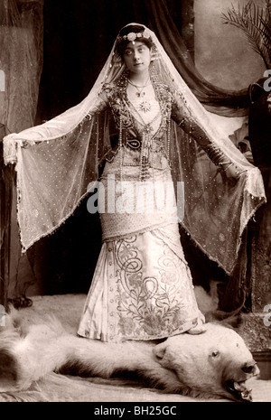 Schauspielerin Florence Smithson in aufwendigen Kleid auf Eisbär-Teppich Stockfoto