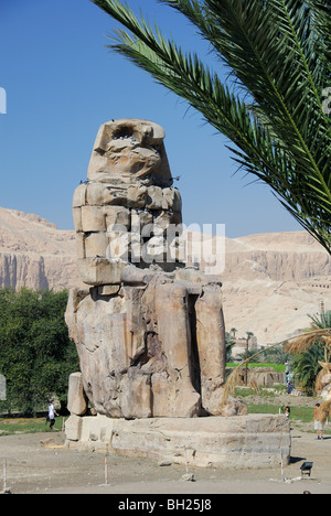 LUXOR, ÄGYPTEN. Die Kolosse von Memnon am Westufer des Nils. 2009. Stockfoto