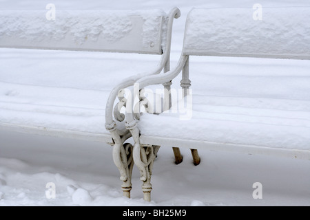 Verschneite Bänke Stockfoto