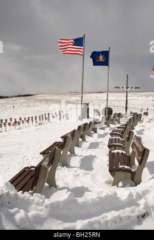 Stock Foto von Fahnen in den bitter kalten Winterwind Absturzstelle von Flug 93 Memorial auf 911, Shanksville, PA, USA. Stockfoto