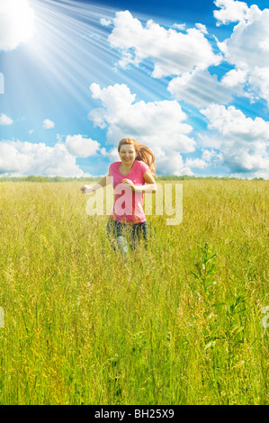 schöne Arme mitten auf einem Feld zu verbreiten Stockfoto