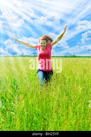 schöne Arme mitten auf einem Feld zu verbreiten Stockfoto