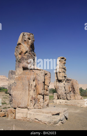 LUXOR, ÄGYPTEN. Ein Blick auf die Memnon-Kolosse am Westufer des Nils. 2009. Stockfoto