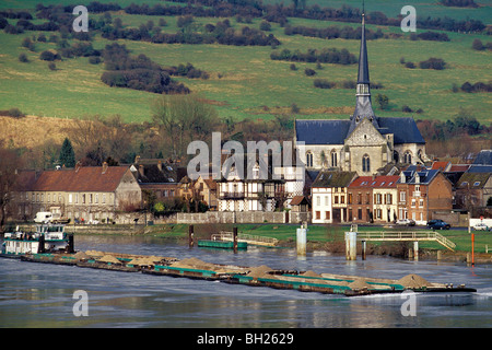 SAND, BARGE UND DORF, FLUSS-SCHIFFFAHRT AUF DER SEINE, DORF VAL SAINT-MARTIN, LES ANDELYS, EURE (27), NORMANDIE, FRANKREICH Stockfoto