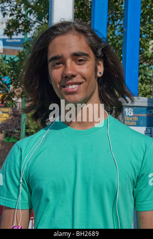 Männliche East Indian Teen auf Street, Winnipeg, Maniotba, Kanada Stockfoto