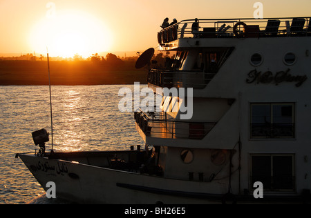 NIL, OBERÄGYPTEN. Eine Nil-Kreuzfahrt-Schiff bei Sonnenuntergang. Stockfoto