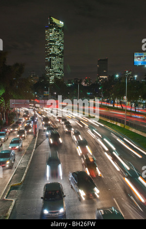 Verkehr bewegt sich auf dem Circuito Interior (innere Schleife) während der Hauptverkehrszeit am 4. November 2009 in Mexico City, Mexiko. Stockfoto