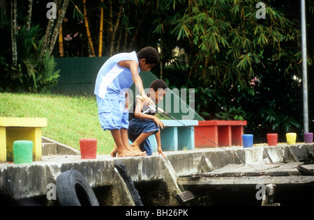 Zwei jungen Fischen im Fluss Tortuguero auf bunten Kai Stockfoto