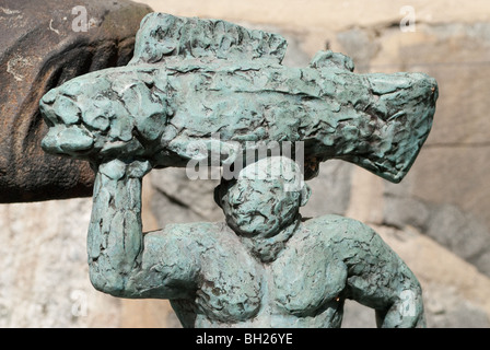 eine Skulptur eines Mannes hält einen Fisch über seine Schultern von Carl Milles in Millesgarden Stockfoto