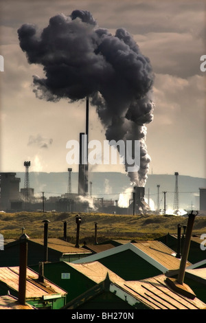 Schwarzen Rauch ausstoßen von Fabrik Schornstein Stockfoto