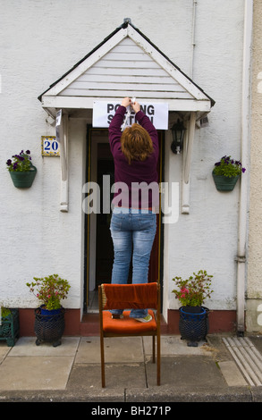 Reihenhaus bei Bedwellty Gruben verwendet als Wahllokal für die Nachwahl im Wahlkreis in England Gwent South Wales Valleys UK Stockfoto