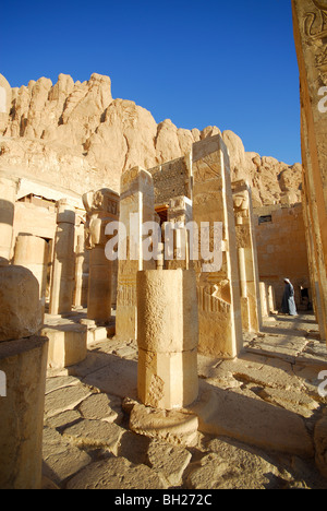 LUXOR, ÄGYPTEN. Die Kapelle der Hathor an der Leichenhalle Tempel der Königin Hatshepsut (Deir el-Bahri). Stockfoto