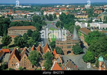 Panoramablick über die Stadt mit Holstentor vom Turm der Petrikirche, Lübeck, Schleswig-Holstein, Deutschland Stockfoto