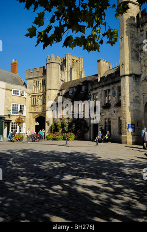 Penniless Veranda in der Ecke des Market Place in der Stadt Wells, Somerset, England Stockfoto