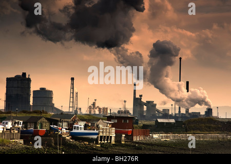 Schwarzen Rauch ausstoßen von Fabrik Schornstein Stockfoto