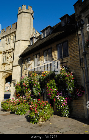 Eine Blütenpracht vor dem National Trust-Geschenk-Shop von mittellosen Veranda im Marktplatz, Wells, Somerset, England Stockfoto