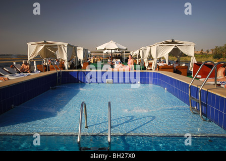 NIL, OBERÄGYPTEN. Schwimmbad auf einer Nil-Kreuzfahrt-Schiff. Stockfoto