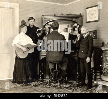 Familienband vor ein Klavier Stockfoto