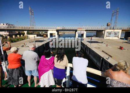 ESNA, ÄGYPTEN. Die Aussicht von einem Nil cruise Boot, wie es durch die Schleuse von Esna passiert. Stockfoto