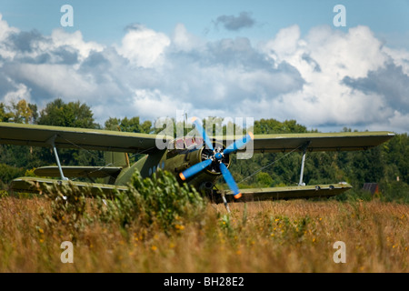 Alten Doppeldecker Antonov-2 auf den ländlichen Flugplatz Stockfoto